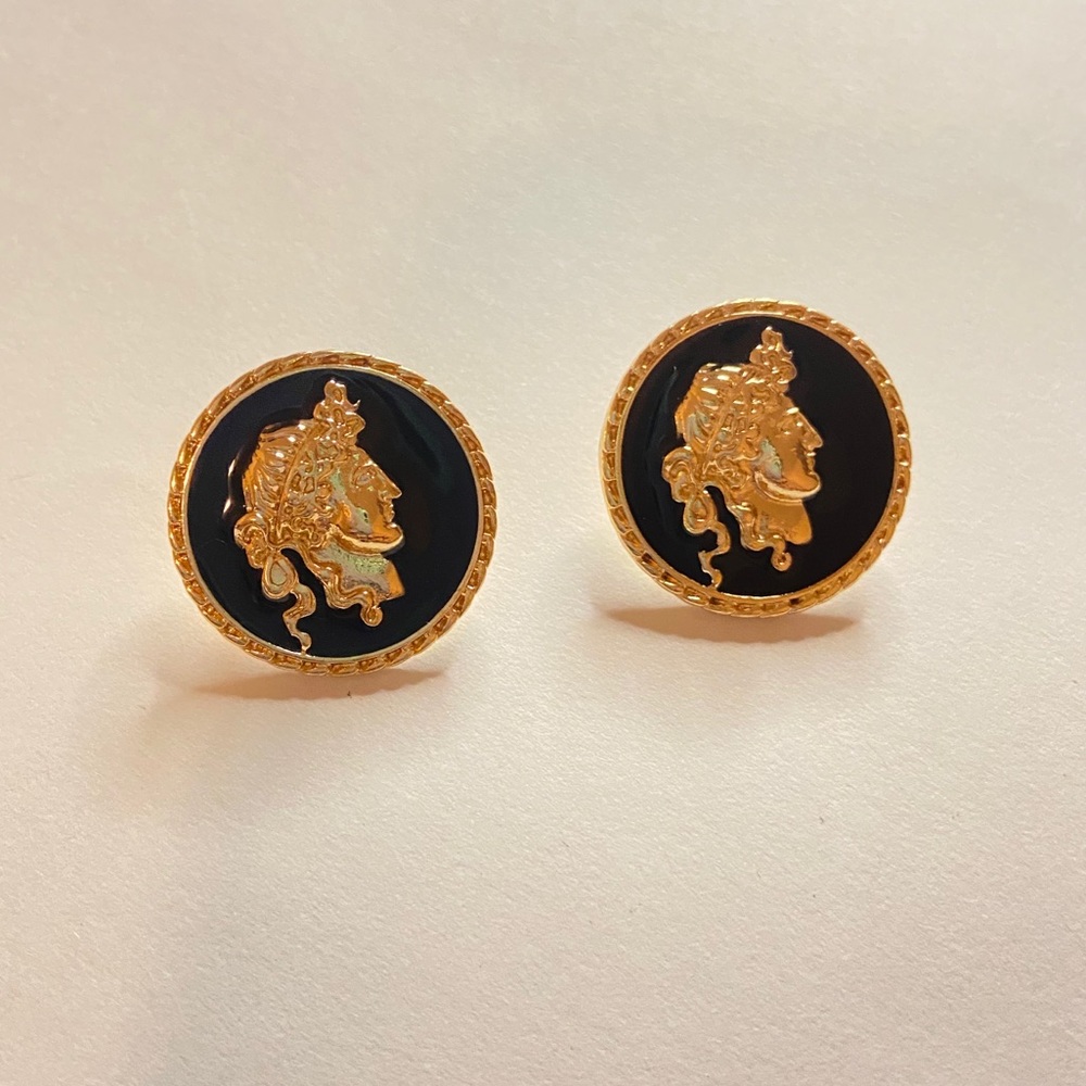 Fashion pair of earrings/ news